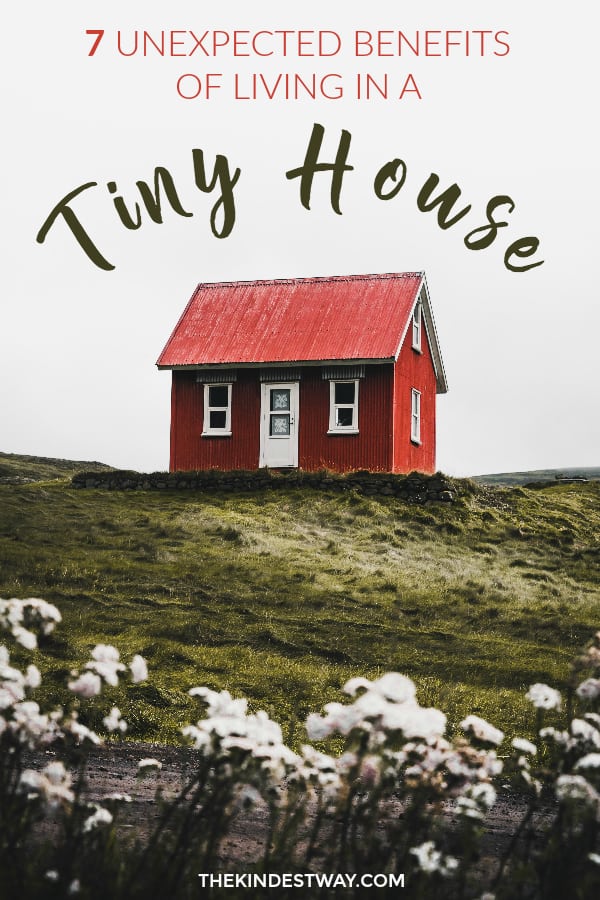 Have you thought of making the move into a minimalist tiny house? Here's 7 benefits of living in a tiny home that you may not have thought of already. Read on to find our tiny house ideas for better living! #minimalism #tinyhouse #tinyhome #minimalist #livingsmall